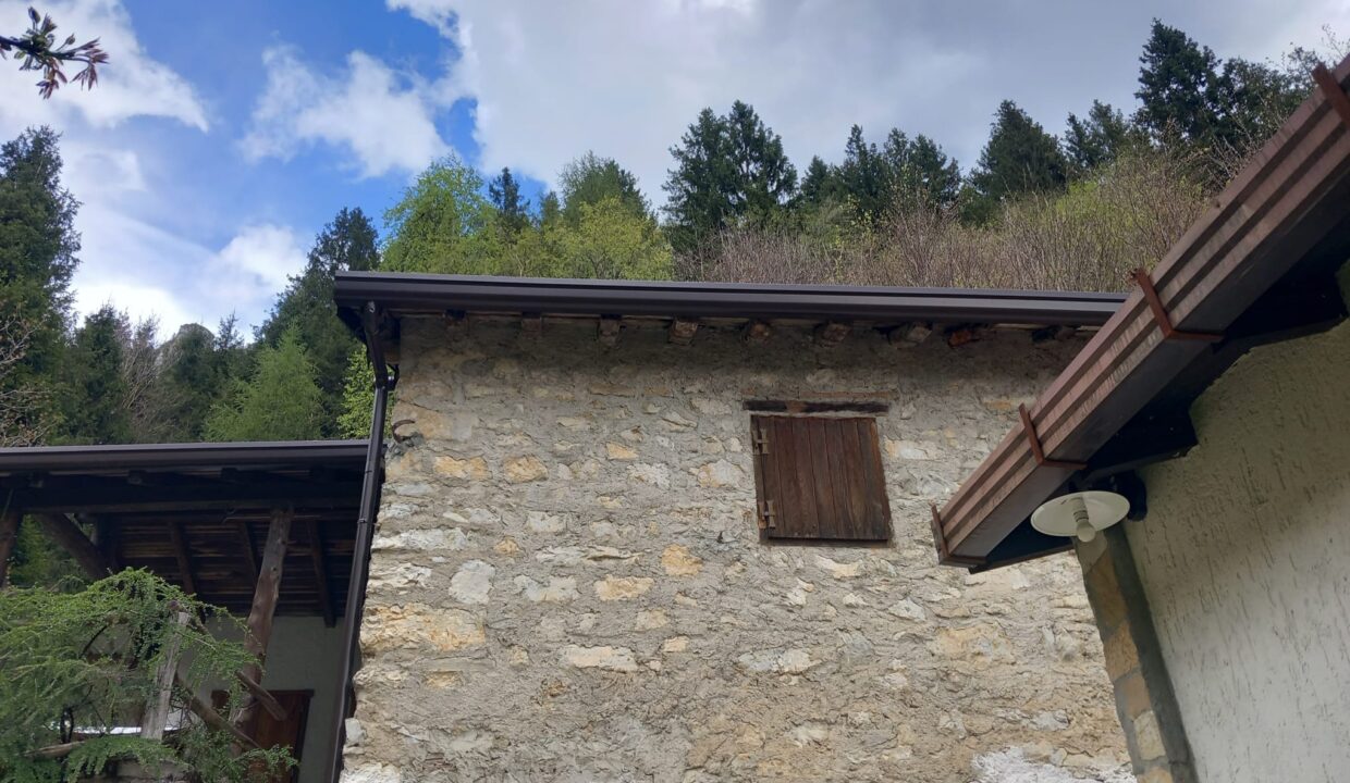 Vista dalla strada, entrata cantina e finestra camera